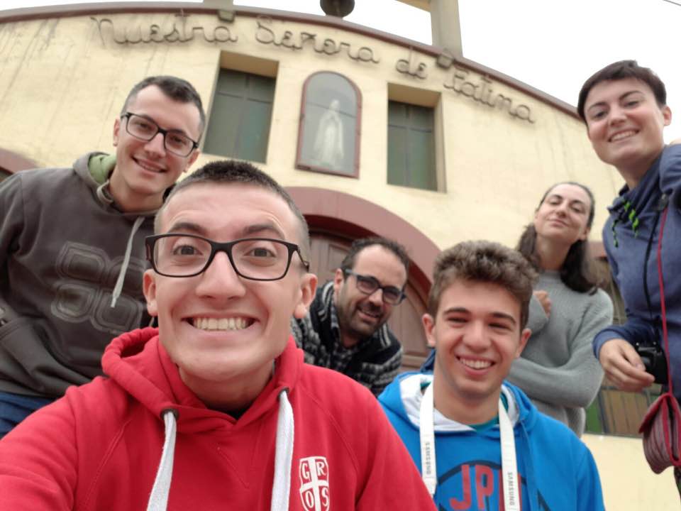 Un gruppo di giovani della nostra diocesi in Perù. Con loro c'è Anselmo Fabiano dalla Valmalenco.